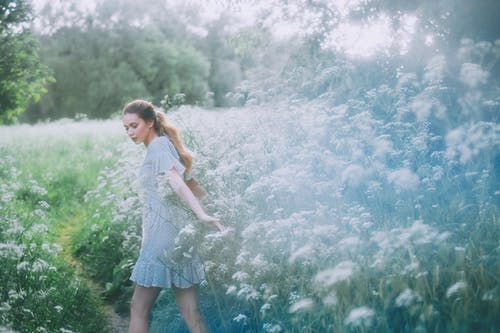 站在绿草地上的白色连衣裙的女人 · 免费素材图片