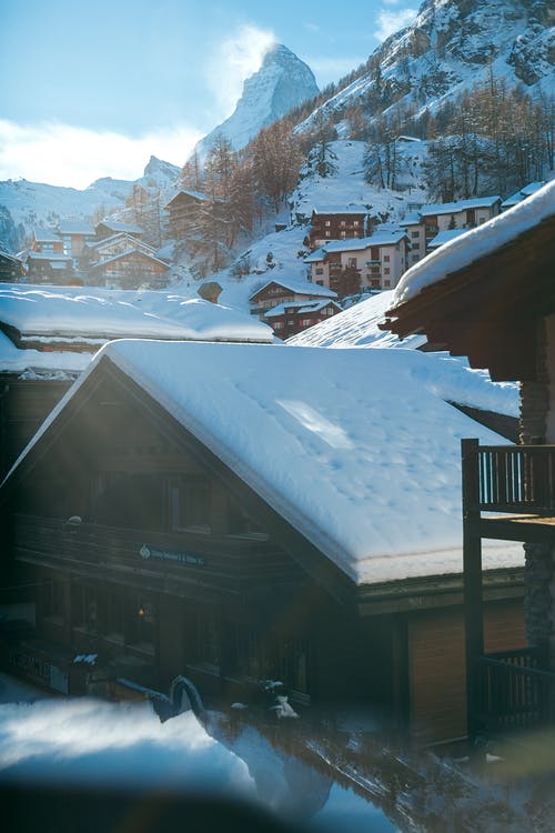 棕色的木房子，覆盖着雪 · 免费素材图片