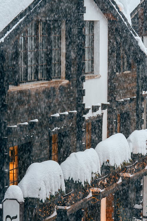 雪覆盖的棕色和白色混凝土建筑 · 免费素材图片