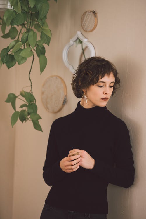 黑色长袖衬衫站在绿色的植物附近的女人 · 免费素材图片