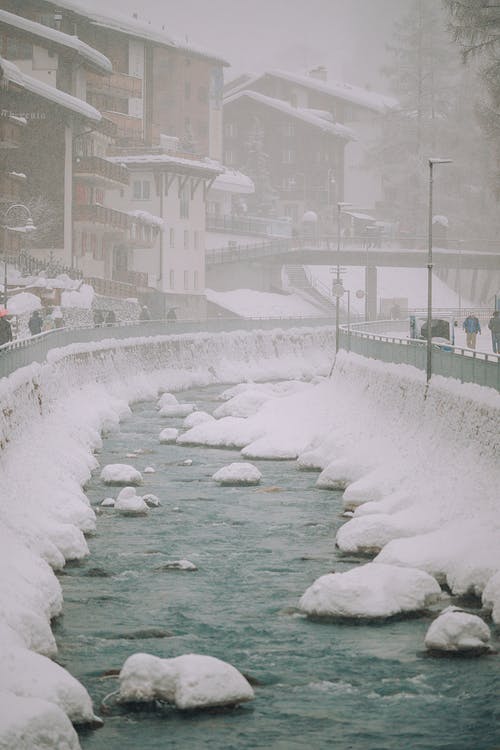 冰雪覆盖的河 · 免费素材图片