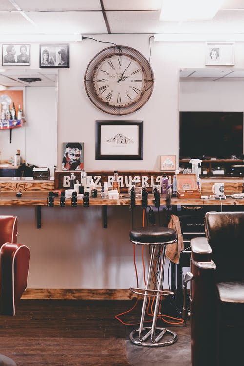 黑色平板电视棕色木制的桌子上 · 免费素材图片