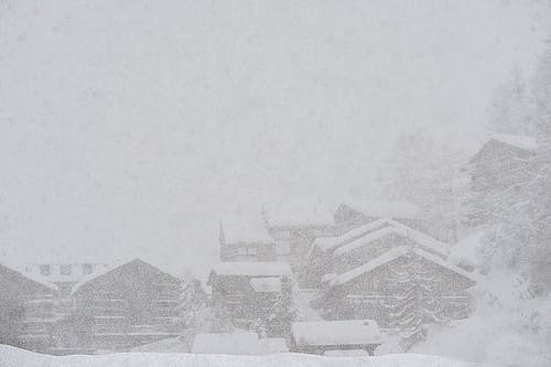 大雪覆盖的房子 · 免费素材图片