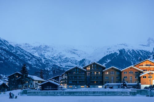 棕色和白色木屋附近雪山 · 免费素材图片