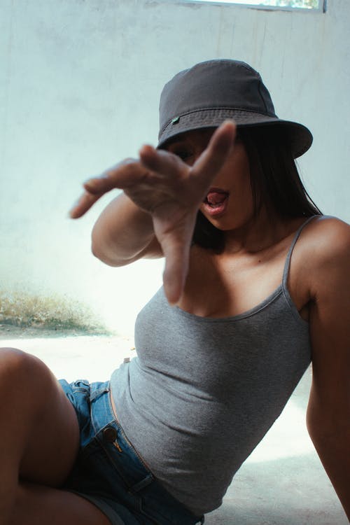 有关个性, 休闲, 伸手的免费素材图片