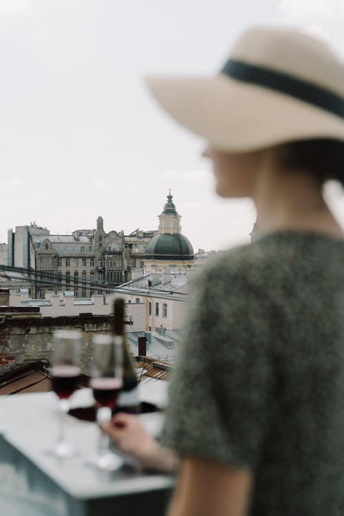 穿着灰色外套的男人站在水的附近 · 免费素材图片