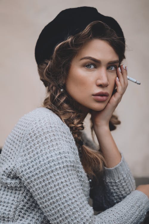 戴黑帽子的白色针织毛衣的女人 · 免费素材图片