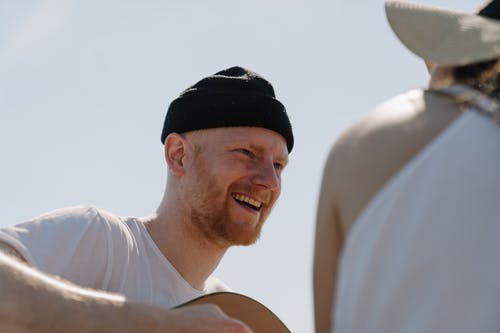 白色背心微笑的人 · 免费素材图片