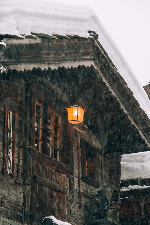 棕色的木房子，覆盖着雪 · 免费素材图片