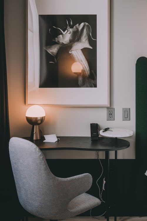 黑色和白色台灯棕色木制的桌子上 · 免费素材图片