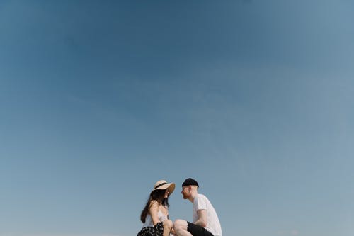 情侣接吻在蓝蓝的天空下 · 免费素材图片