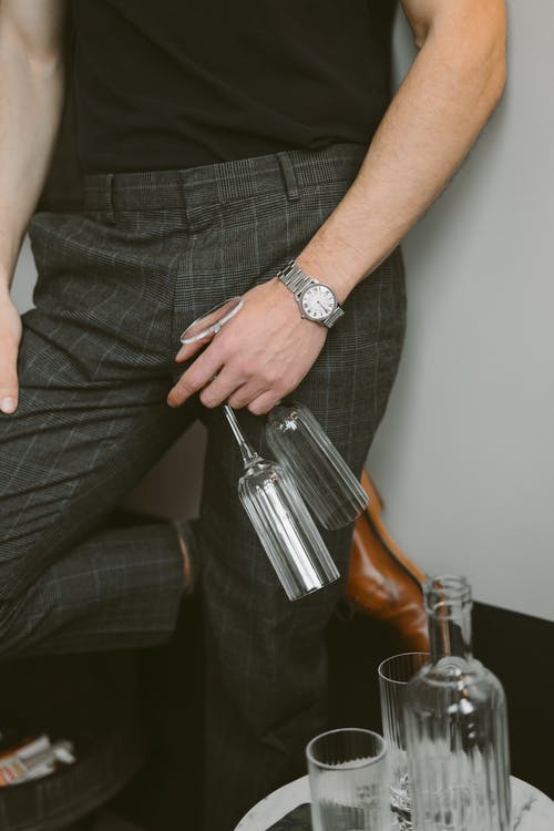 拿着银奖杯的黑色和灰色细条纹西装外套的男人 · 免费素材图片