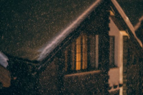 夜间的棕色木房子 · 免费素材图片