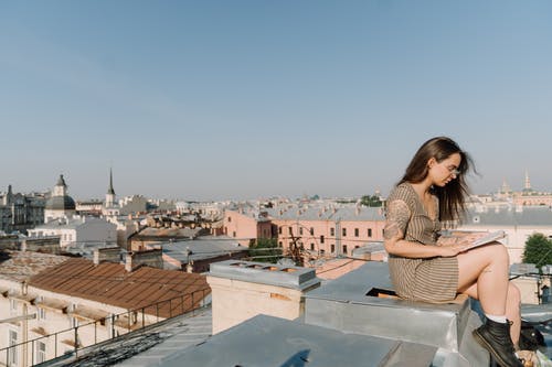 坐在椅子上的黑色和白色条纹衬衫的女人 · 免费素材图片