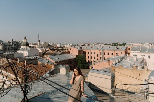 站在大厦顶部的白衬衫的女人 · 免费素材图片