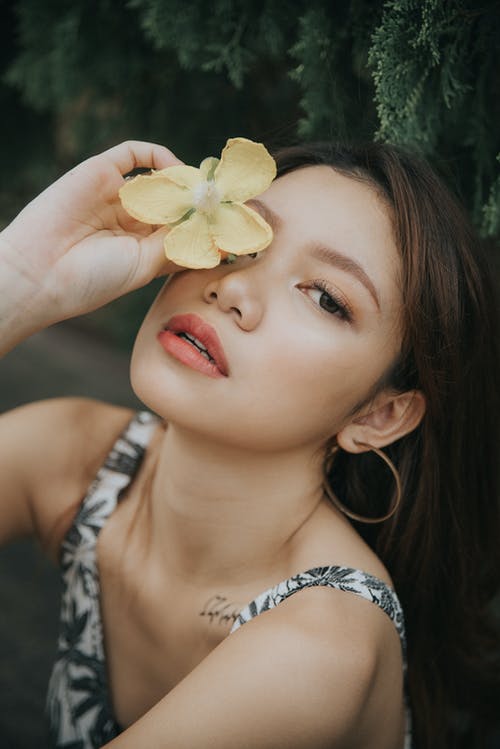 时尚亚洲女人遮住眼睛与花 · 免费素材图片