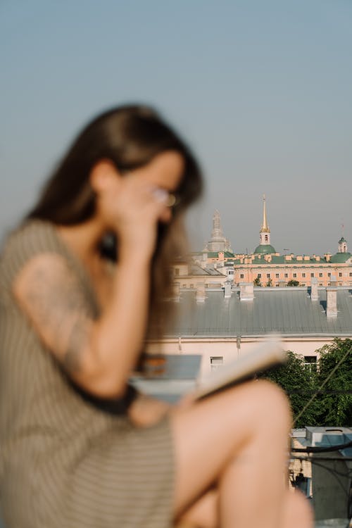 覆盖着她的脸，她的手的棕色衬衫的女人 · 免费素材图片