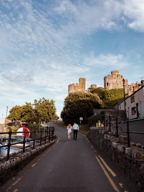 通往中世纪城堡在阳光灿烂的日子 · 免费素材图片