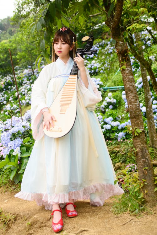 有关垂直拍摄, 女人, 弦乐器的免费素材图片