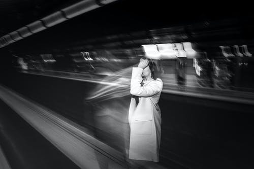 等待在地铁的地铁客舱的匿名女人 · 免费素材图片