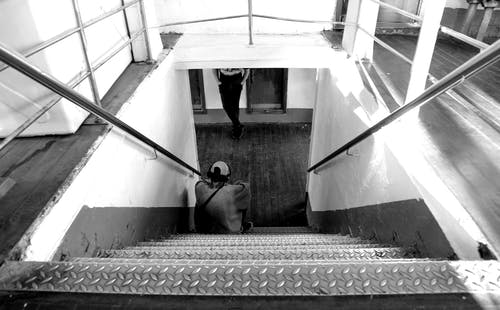 有关单色, 坐下, 室内的免费素材图片