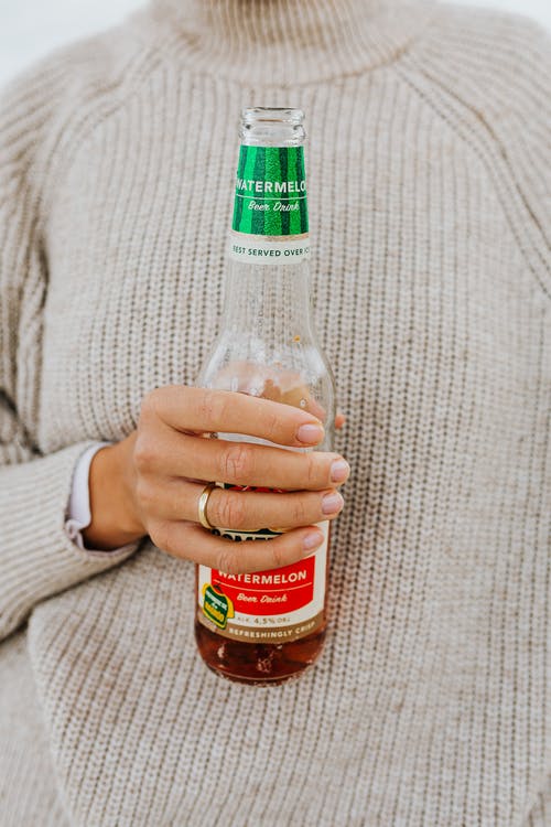 有关啤酒, 垂直拍摄, 握住的免费素材图片