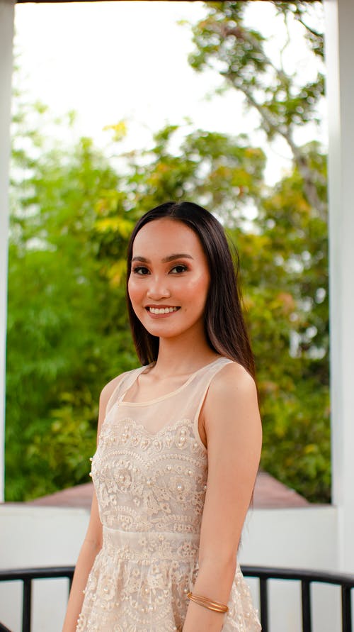 有关人, 咖啡色头发的女人, 女人的免费素材图片