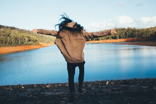 有关不露面, 举起手臂, 享受的免费素材图片