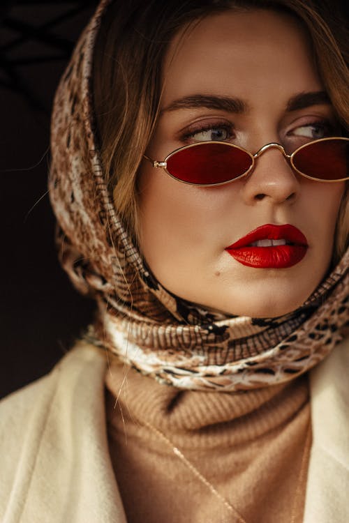 优雅年轻女性在视线的时尚太阳镜 · 免费素材图片