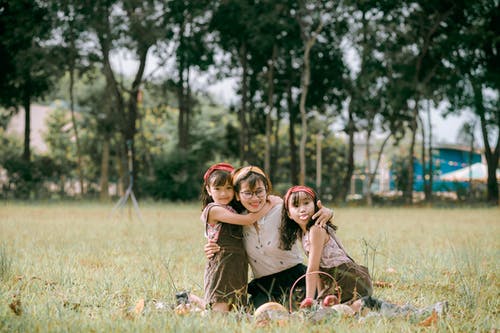 幸福的亚洲母亲和孩子在公园 · 免费素材图片