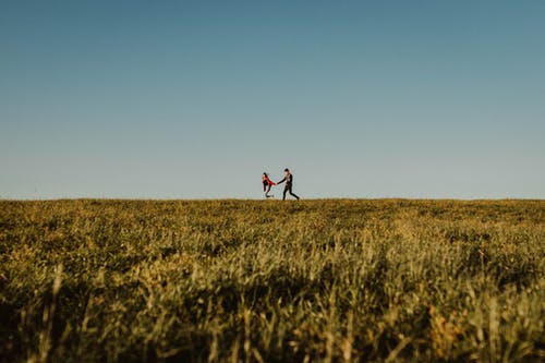 夫妇在外地快乐地跑步 · 免费素材图片