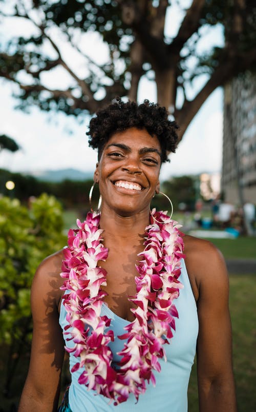 露齿的微笑幸福的黑女人 · 免费素材图片