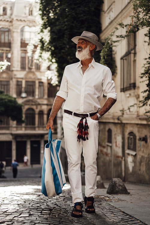 时尚老人走在大街上 · 免费素材图片