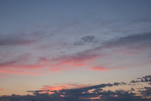 多云的天空，在日落的粉红色颜色 · 免费素材图片