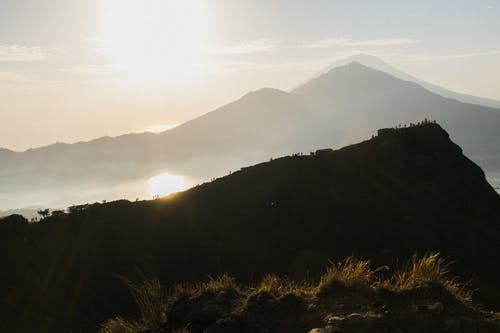 蓝天在阳光下翻山越岭 · 免费素材图片