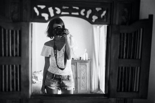 镜子里的年轻女子合影 · 免费素材图片