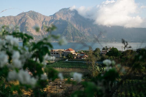 花园和岩石间湖中的村庄 · 免费素材图片