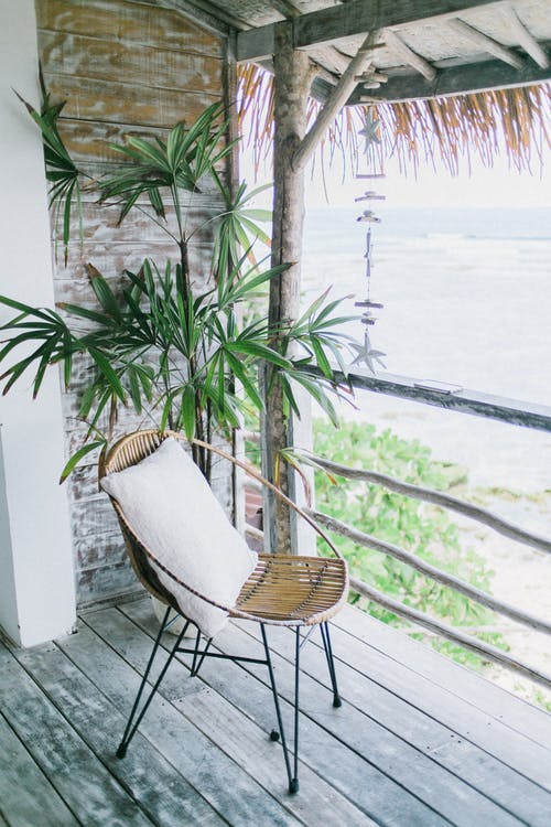 白天由绿色植物在阳台上的小圆椅 · 免费素材图片