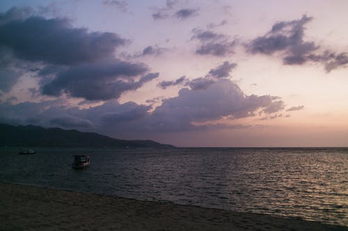 海上风景秀丽的多云日落 · 免费素材图片