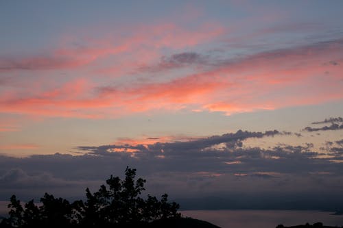 海上宁静的落日的天空 · 免费素材图片