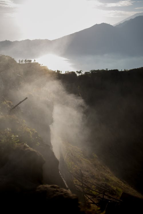 天空在山谷中的山脉和湖泊 · 免费素材图片