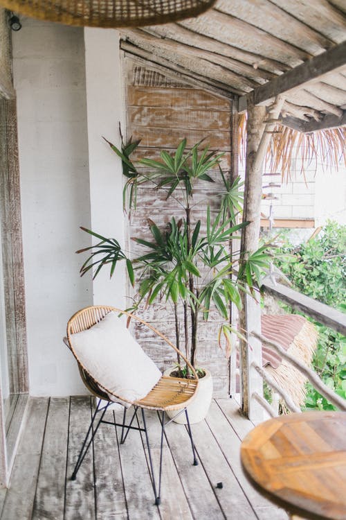 热带木制露台上的躺椅 · 免费素材图片