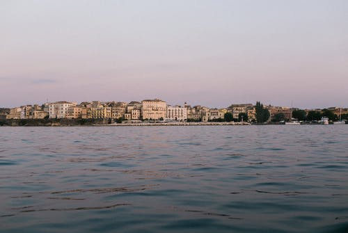 海岸与风平浪静的旧城区 · 免费素材图片