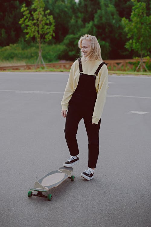 黑西装外套和黑裤子，站在路上的女人 · 免费素材图片