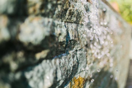 湿的石头表面在特写 · 免费素材图片