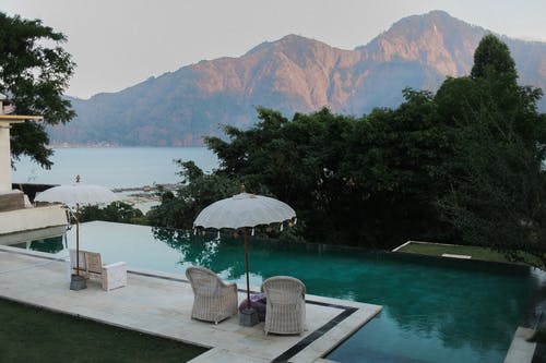 安静的度假胜地露台，带高山游泳池 · 免费素材图片