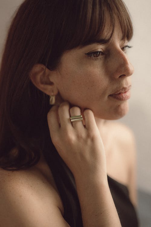 黑色背心的女人 · 免费素材图片