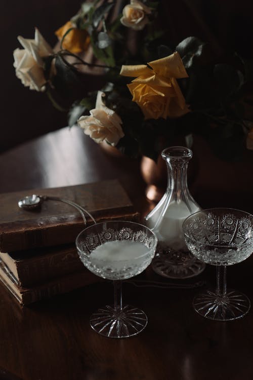 有关一束花, 图书, 怀表的免费素材图片