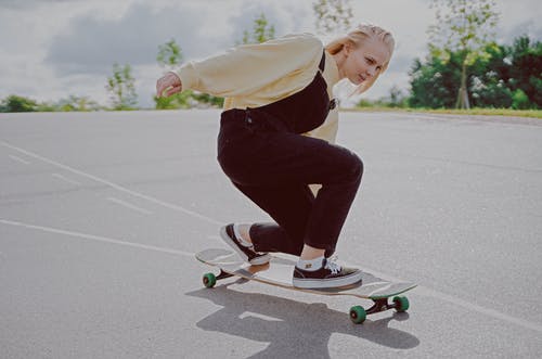 白衬衫和蓝色的裤子，做瑜伽的女人 · 免费素材图片