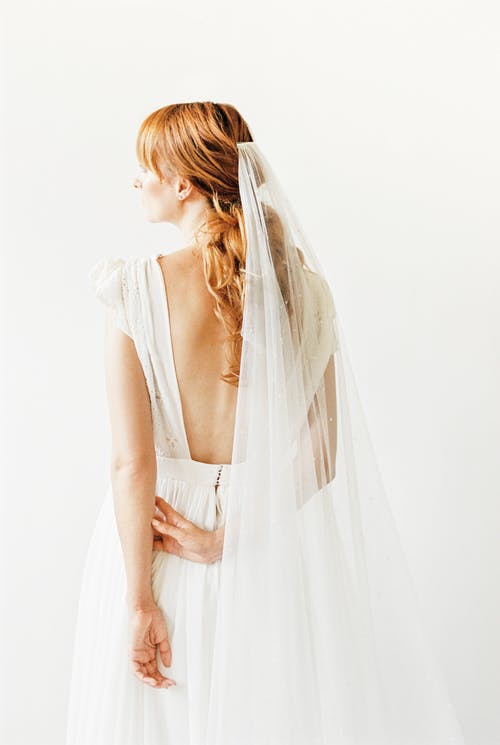 温柔的新娘穿着面纱和露背礼服 · 免费素材图片